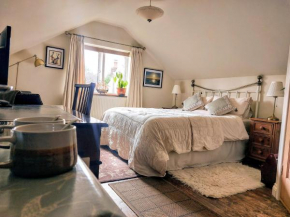 The Swallows - Kingsize Ensuite Bedroom and Private Garden